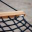 Gros plan de Hammock avec barre en bois et filet de corde noir
