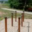 Gymnastic bar, double dans un parc extérieur.