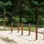 Double barre de gymnastique dans une aire de jeux extérieure en forêt.