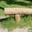 Poutre d'équilibre en bois pour jeux extérieurs dans un parc.