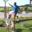 Des enfants jouent sur une poutre d'équilibre Ramp dans une aire de jeux.