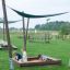 Enfants jouant dans l’aire de jeux Sandpit sous un auvent.