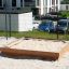 Structure en bois Sandpit dans une aire de jeux résidentielle