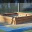 Sandpit en bois pour enfants sur une aire de jeux.
