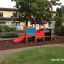 Train Sandpit d’aire de jeux pour enfants avec toboggan dans un parc.