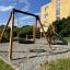 Ensemble de jeux extérieur avec une balançoire et un toboggan dans un jardin.