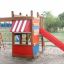 Structure de jeu Kiosk avec toboggan rouge et filet d’escalade.