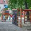 Chimpanzee wooden playhouse avec un toboggan et un mur d’escalade dans l’aire de jeux.