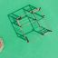 Chimpanzee wooden playhouse structure d’escalade sur surface verte.