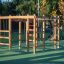 Chimpanzee wooden playhouse sur une aire de jeux dans un parc.