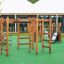 Chimpanzee wooden playhouse structure d’escalade sur une aire de jeux avec surface de sécurité verte