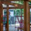 Des enfants jouant sur le Chimpanzee wooden playhouse