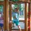 Chimpanzee wooden playhouse avec des enfants qui jouent