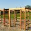 Maison de jeu Wooden Activity Center avec structures d’escalade dans une aire de jeux.