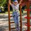Enfant jouant sur le Activity Center wooden playhouse dans une aire de jeux ensoleillée.