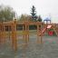 Activity Center wooden playhouse avec des structures d’escalade et un toboggan dans une aire de jeux