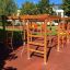 Activity Center wooden playhouse avec des filets d’escalade et des échelles sur une aire de jeux.