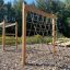V-shape Net wooden playhouse dans une aire de jeux extérieure.