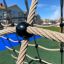 Gros plan sur le V-shape Net wooden playhouse avec des cordes et un filet d’escalade.