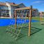 V-shape Net wooden playhouse dans une aire de jeux extérieure.
