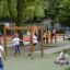 Des enfants jouent sur Horizontal Ladder wooden ladder dans une aire de jeux