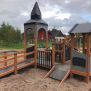 Campanille playground castle en bois avec rampe, pont et toits gris, conçu pour aire de jeux extérie