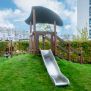 Structure de jeu Hekla avec toboggan en métal et toit en forme de champignon.