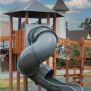 Khumbu castle with slide, structure de jeu en bois avec toboggan en spirale gris sur aire de jeux.