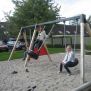 Des enfants en train de balancer sur une balançoire 1+2