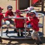 Les enfants en train de jouer sur un Carrousel