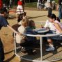 Quatre enfants sur la carrousel