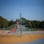 Powerclimber climbing net, structure d'escalade en forme de pyramide avec cordes bleues sur aire de jeu.