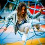 Enfant jouant sur le Powerclimber climbing net, un filet d'escalade bleu pour aire de jeux.