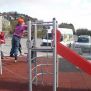 Deux enfants sur le toboggan Junior