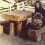 Une fille assise sur le Table et Banc, Nature